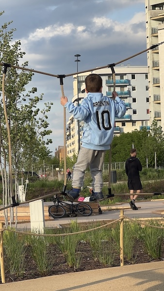 nowy plac zabawa z misiem na ursynowie